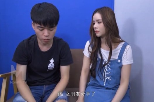 สามีรอให้ภรรยาของเขานอนหลับเพื่อแอบขึ้นและพาน้องสาวของเขาเข้าไปในห้อง