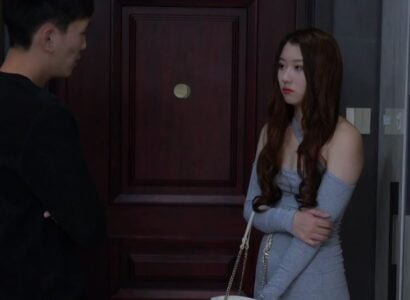 พ่อ -ในกฎหมายล่อลวงลูกสาวของเขาในวันหยุดโดยไม่คาดคิด