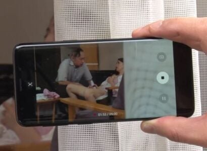 พ่อ -in -Law แอบไปกับลูกสาวของเขา -ในกฎหมายของเขาก็อยากรู้อยากเห็นโดยเพื่อนบ้าน