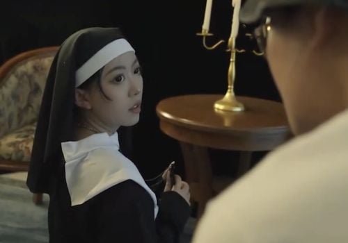 สามีในการเดินทางเพื่อทำธุรกิจกับพี่ชายของเขา -ในกฎหมายโอบกอดตอนดึก