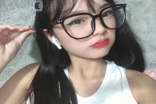 ด้วยผิวขาวแสนอร่อยเดินไปรอบ ๆ ถนน