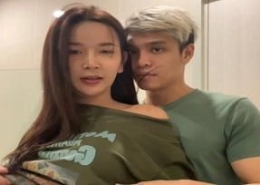 ในขณะที่เล่นเกมเพื่อนสนิทสองคนลากเข้าสู่ความสุขที่บ้าคลั่ง