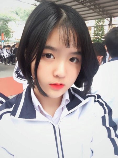 สาวสวยกอดรัดอย่างมีความสุขมากกว่าภรรยาของเขา