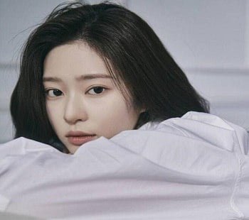 น้องสาวเต้านมขนาดใหญ่ในตอนกลางคืนถูกแอบเข้าไปในห้องโดยพี่ชายของเธอ
