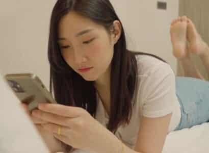 สาวสวยกับเด็กผู้ชายแปลก ๆ บนรถบัส