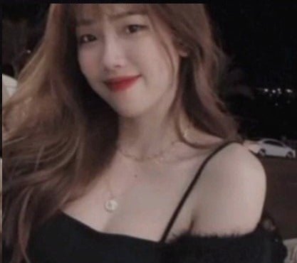 สาวสวยเห็นพี่ชายของเธออยู่บ้านคนเดียวและเชิญเขาทันที