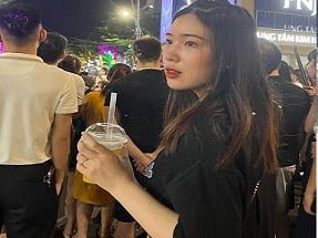 แม่เลี้ยงและน้องสาวแอบดูลูกชายที่เย้ายวน