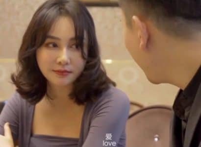 พูดคุยกับเพื่อนบ้านที่พิการด้วยความรักและเรียกร้อง