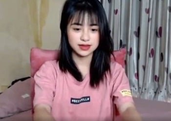 การดื่มคนหนุ่มสาวที่เมาแล้วกดเพื่อนที่ดีที่สุดของเธอเพื่อนำกระเจี๊ยวเข้าไปในหี